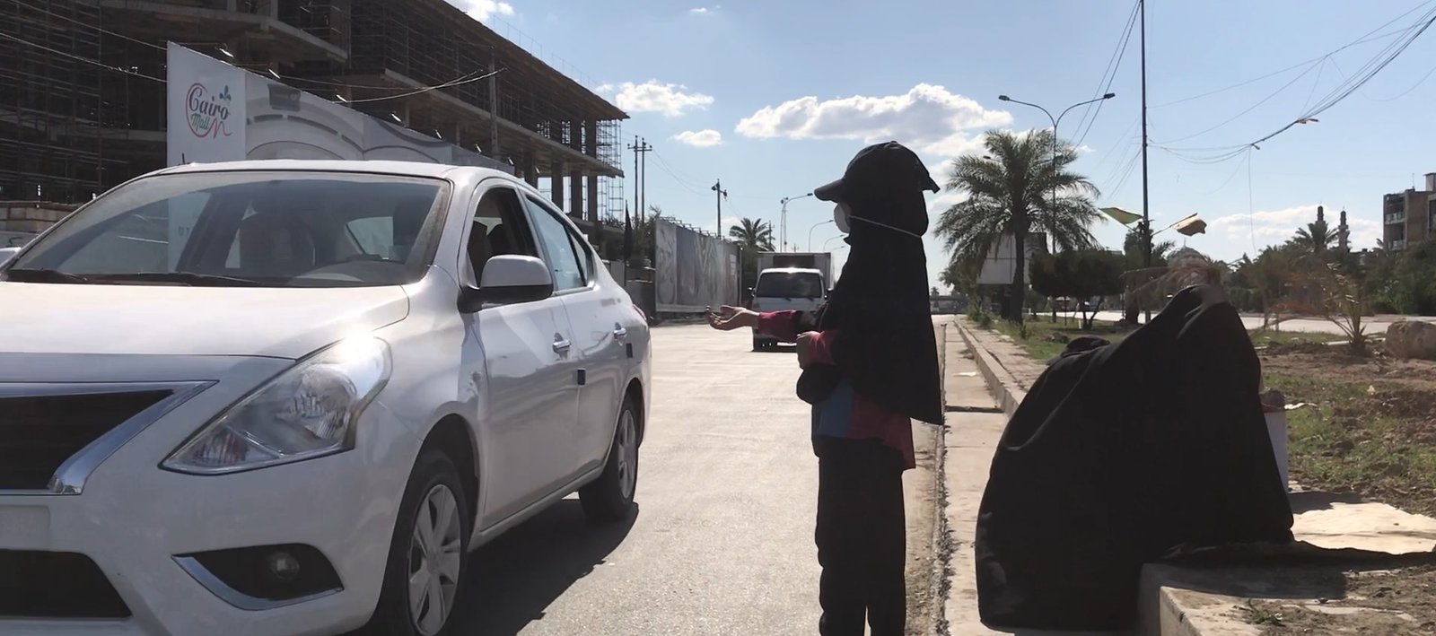 بالفديو .. على غرار افلام هوليود شخص يقتحم حرم جامعي وسط العاصمة ويصيب ستة من الاشخاص..